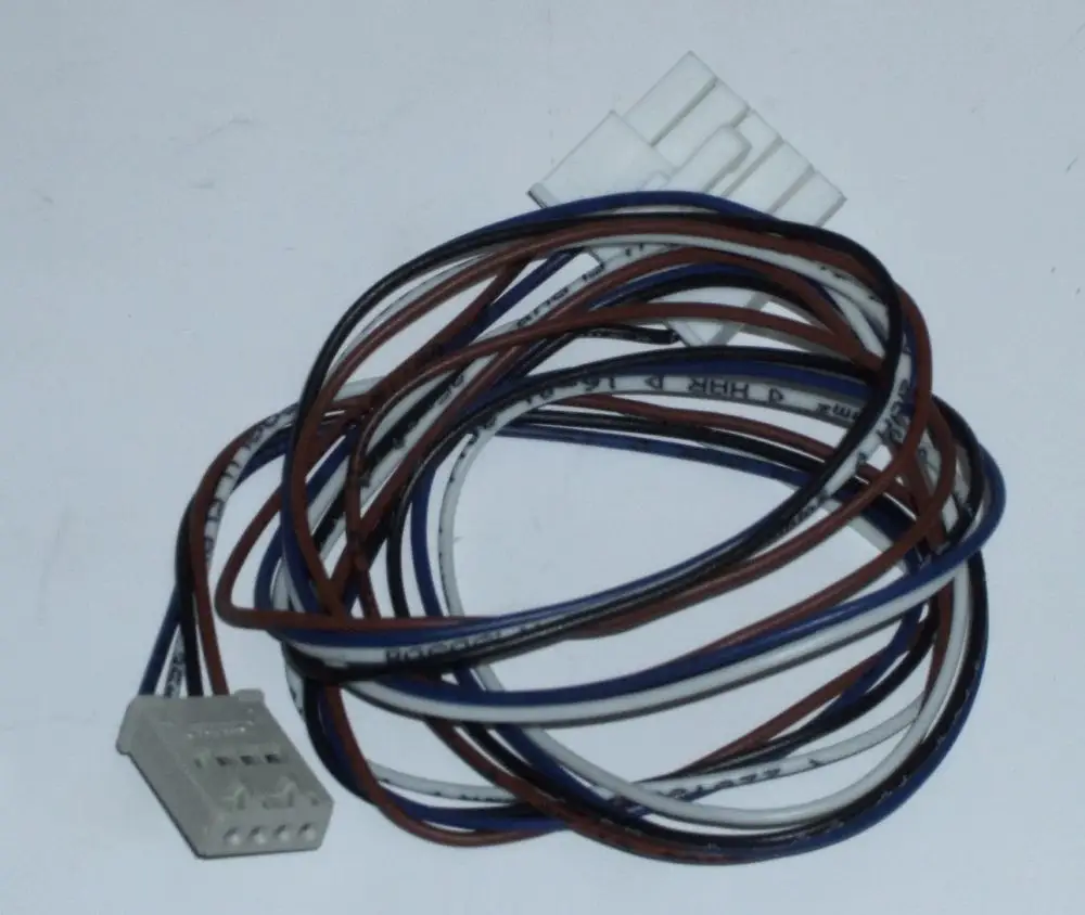 Daikin Kabel mit mehreren Drähten in unterschiedlichen Farben, angeschlossen an einen Stecker. Einsatzmöglichkeiten in Lüftermotoren.